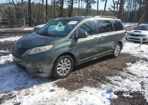 2013 Toyota Sienna Xle 7 Passenger z USA, uszkodzony, nr VIN 5TDDK3DC5DS057055
